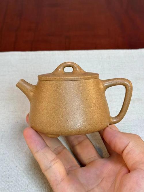 我的紫砂壶上有个小坑