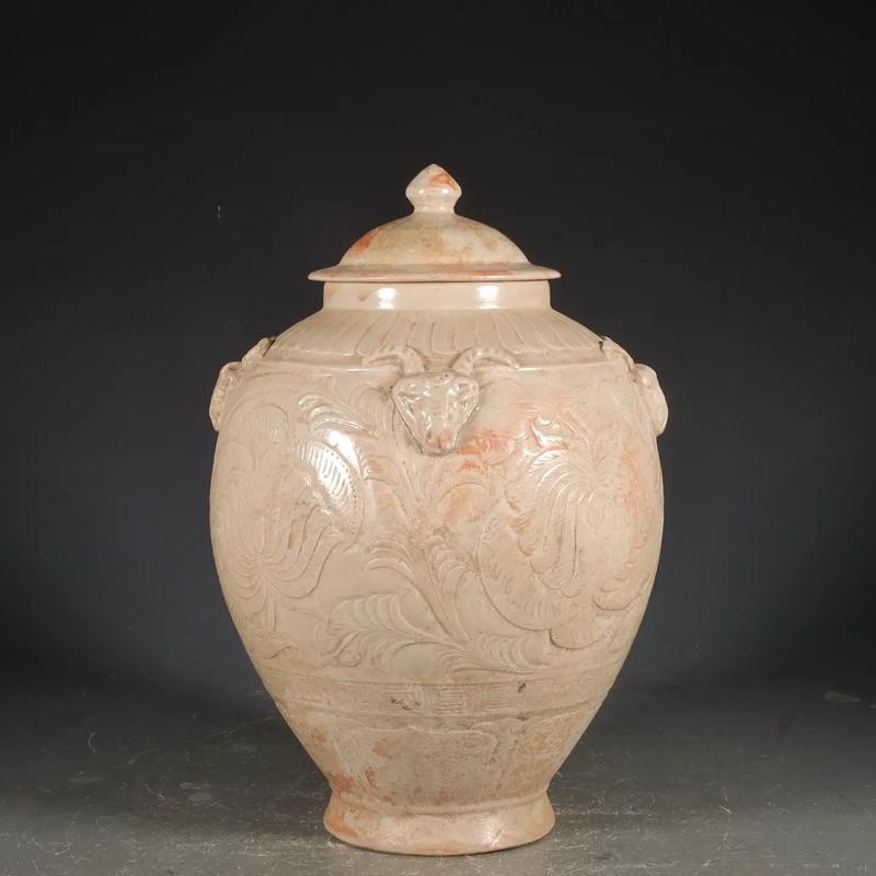 宋代白釉刻花瓷器图片