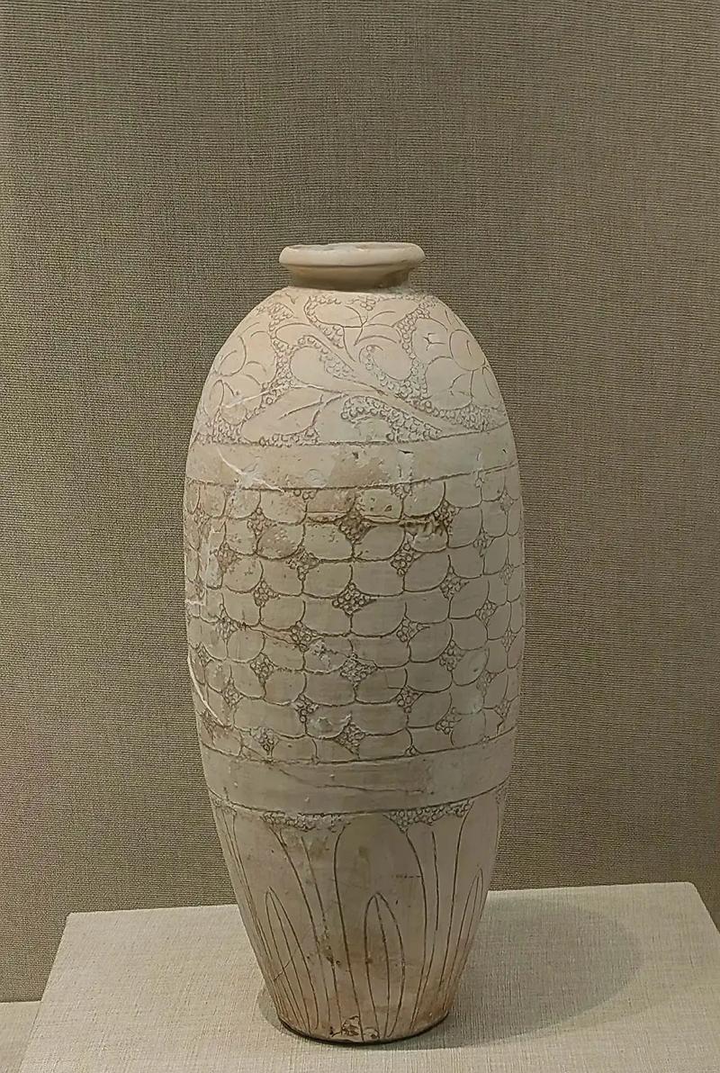 宋代白釉刻花瓷器图片