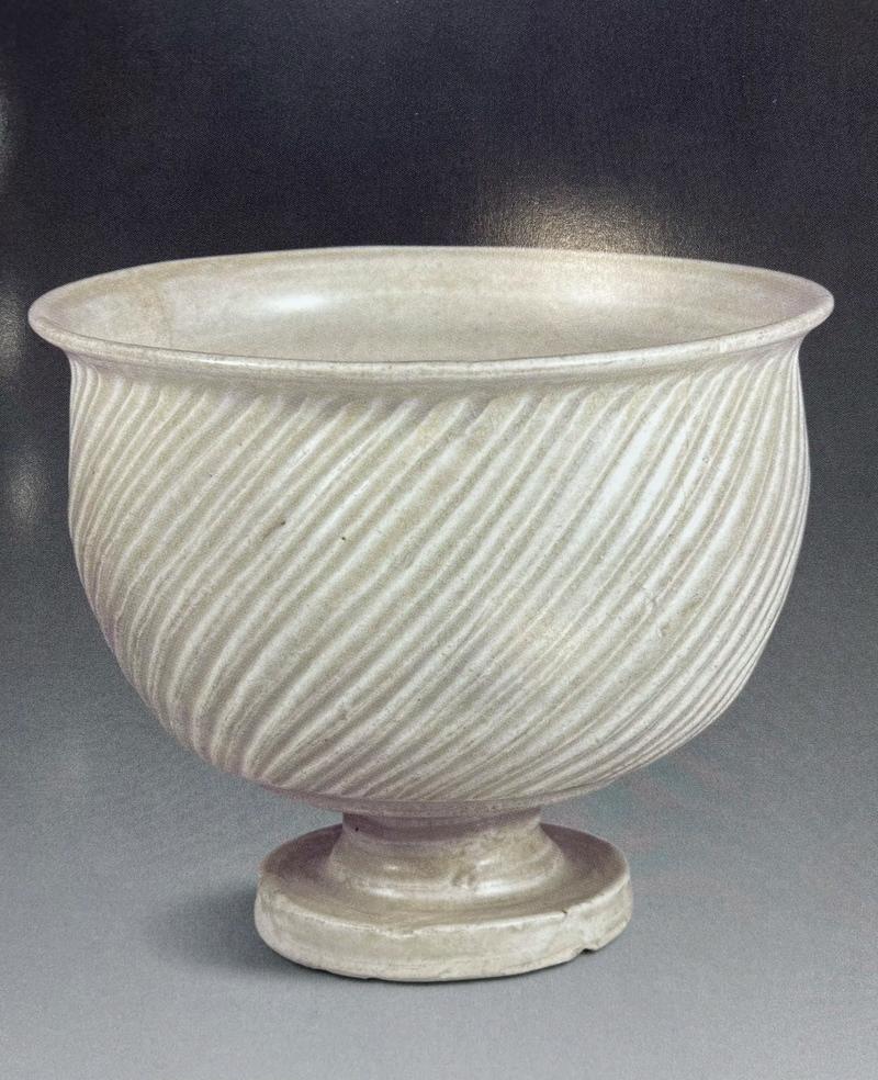 宋代白釉刻花瓷器图片