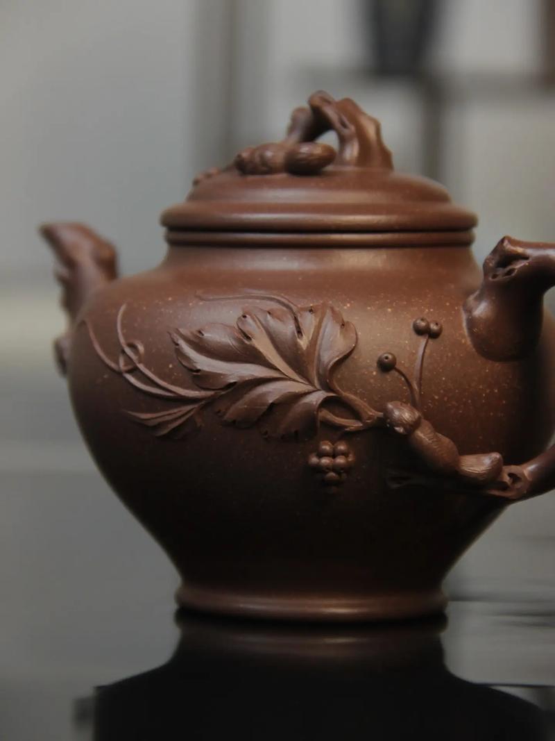 裴石民松鼠葡萄紫砂壶