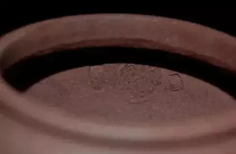 紫砂壶内壁有反光晶体