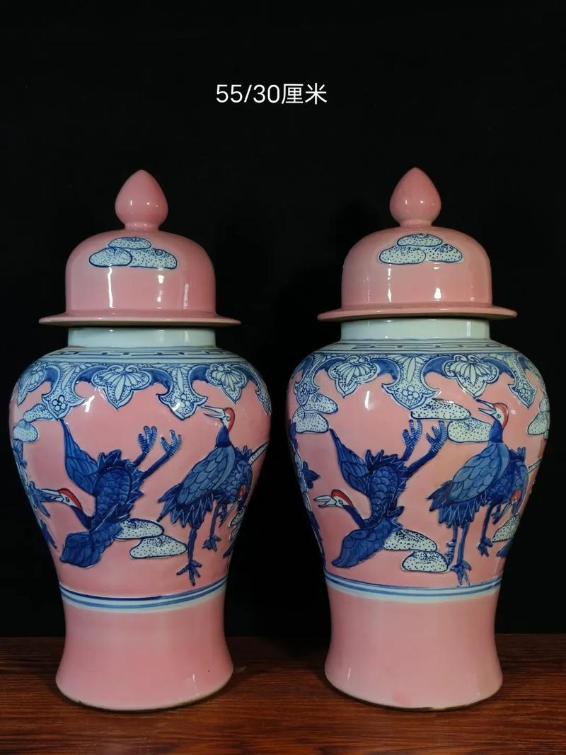 带仙鹤图案的古代瓷器