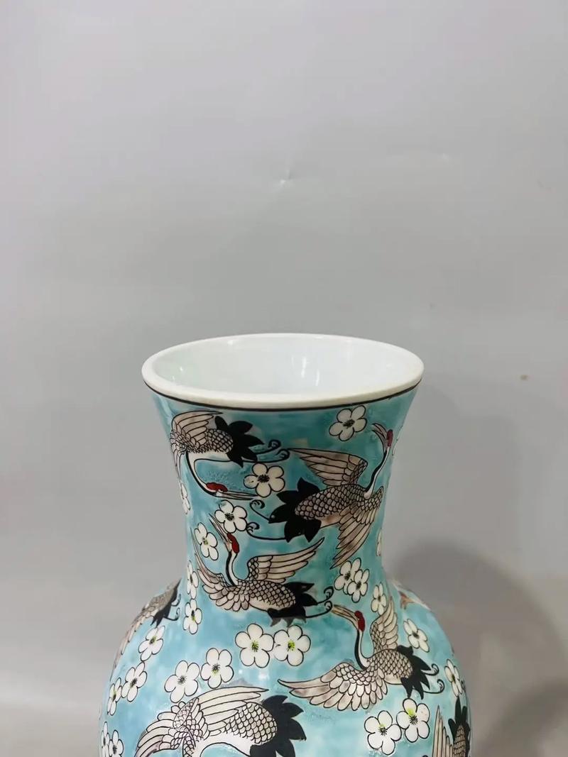 带仙鹤图案的古代瓷器