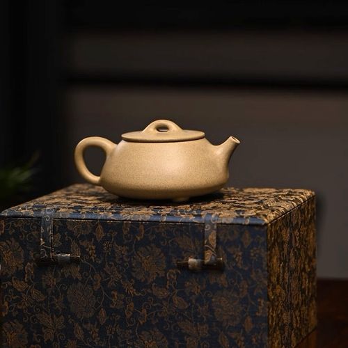 紫砂壶带很多芝麻黄点