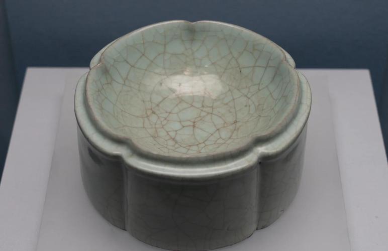 开封现代仿宋官窑瓷器