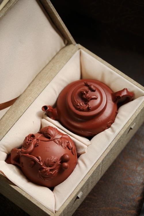 何道洪松鼠葡萄紫砂壶