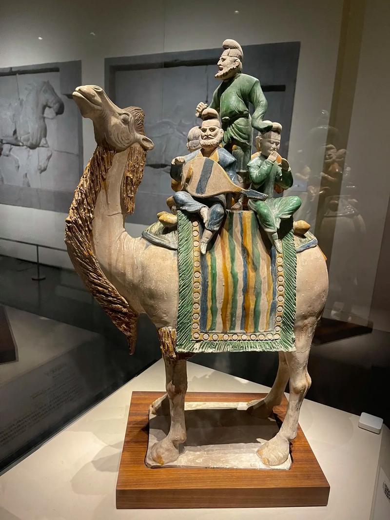 唐三彩是瓷器还是陶器