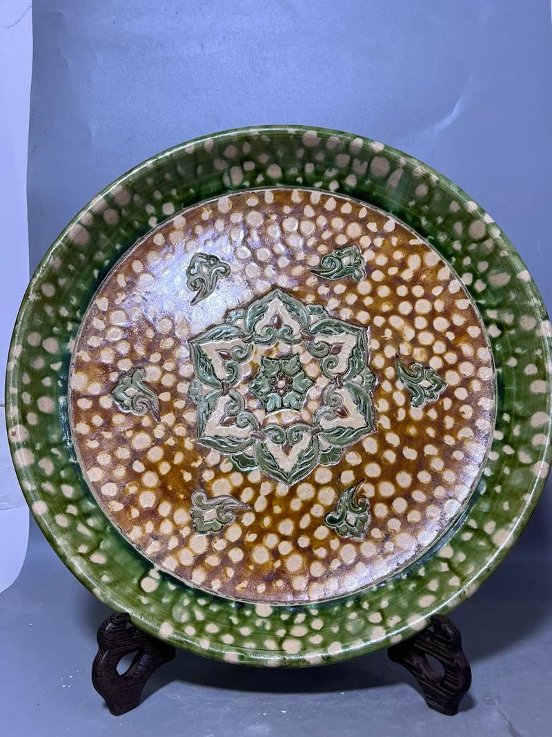 唐三彩是瓷器还是陶器